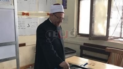 مفتي الجمهورية يدلي بصوته بمسقط رأسه بالدلنجات في البحيرة (صور)