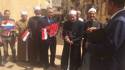 قيادات أسوان يدلون بأصواتهم في لجنة محمد منير (صور)