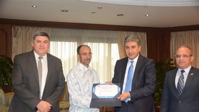 وزير الطيران يكرم العامل الأمين بمطار سوهاج الدولي