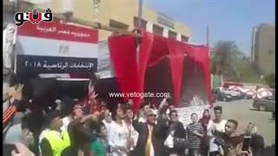 ناخب ونجله يطلقون الحمام أمام لجنة التوفيقية بروض الفرج (صور)