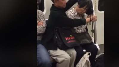رجل يضرب مثالاً للحب الحقيقي في مترو الأنفاق (فيديو)