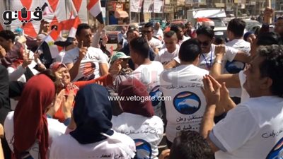 على أنغام «بشرة خير».. شباب يرقصون أمام اللجان بالمنصورة (فيديو)