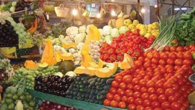 الطماطم تسجل 4 جنيهات والفراولة بـ9 في سوق العبور