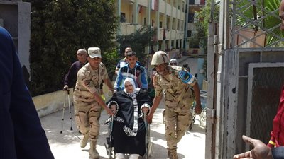 كبار السن يوجهون الشكر للقوات المسلحة على دورهم بالانتخابات (صور)