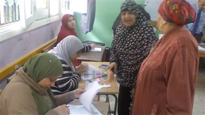 طوابير السيدات أمام لجان الوراق للتصويت في الانتخابات (صور)