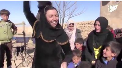 بالفيديو والصور.. عراقيات يحرقن «النقاب» احتفالا برحيل داعش