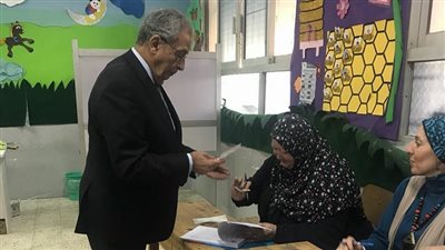 عمرو موسى يدلي بصوته في الانتخابات الرئاسية بالتجمع الخامس