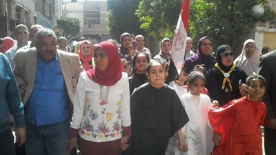 مسيرات لموظفي وطلاب مدارس نجع حمادي للمشاركة في الانتخابات (فيديو)