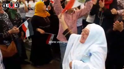 عجوز تحتفل بالانتخابات الرئاسية في الأميرية