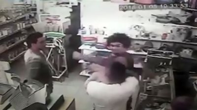 رضيع يقع ضحية خناقة بين والده ورجل (فيديو)