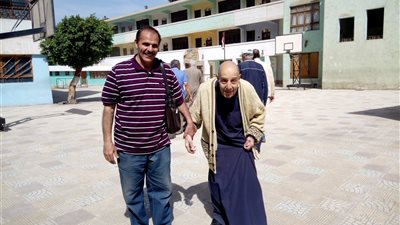 مسن يطالب بانتخاب الرئيس السيسي مدى الحياة (صور)