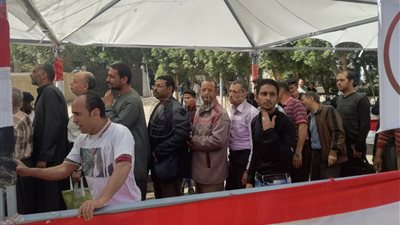 أطول طابور انتخابي في مدرسة الاتحاد القومي بوسط القاهرة (صور)