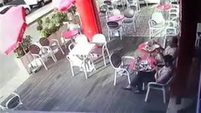 بالفيديو.. لحظة سرقة لص هاتف محمول من يد صاحبه