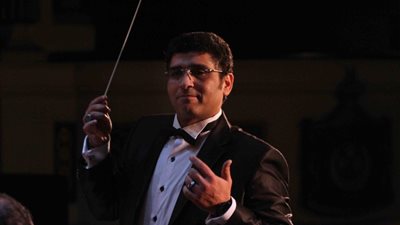 المايسترو علاء عبد السلام يقود سهرة الإنشاد الديني بمسرح الجمهورية