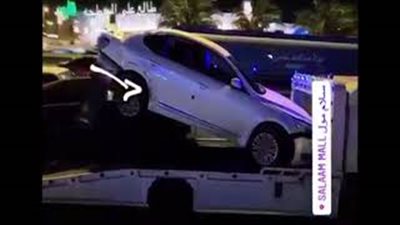 حادث مروع بين سيارتين وشاحنة بالرياض (فيديو)