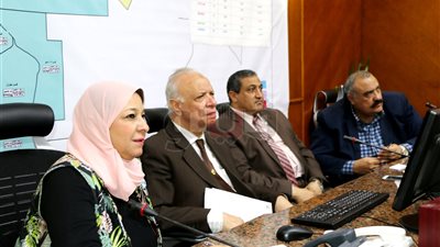 محافظ القاهرة يتابع سير الانتخابات الرئاسية من غرفة العمليات