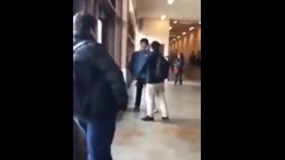 رد فعل طالب صفعه زميله داخل المدرسة (فيديو)