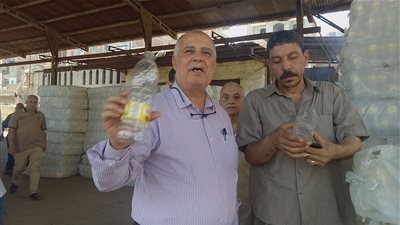 وكيل تموين الدقهلية يشن حملة على محطة تعبئة زيت بعد إشاعة اختلاطها بالسولار