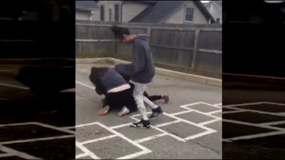 مشاجرة عنيفة بين فتاتين (فيديو)