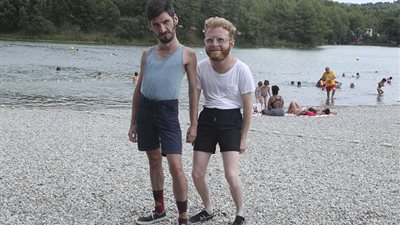 شاهد.. شاب يقوم بتعديل صور أصحابه بطريقة غير متوقعة