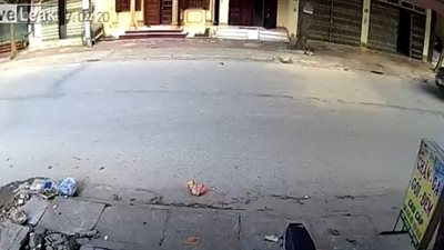 تصرف غريب لقائد سيارة صدم سائق دراجة نارية بطريقة مروعة (فيديو)