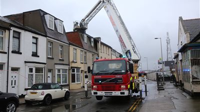 بالصور.. مصرع أول ضحية لعاصفة «دوريس» في بريطانيا