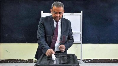 رئيس البريد يُدلى بصوته في انتخابات الرئاسة