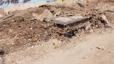 مواطن يستغيث من وجود غرفة خرسانية تعطل حركة المرور بمنشأة البكاري بفيصل «صور»