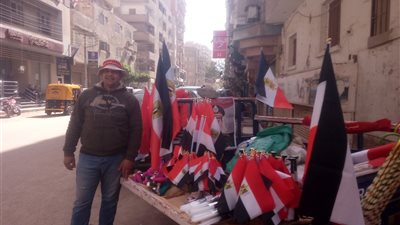بائعو الأعلام بالشرقية: رخصنا الأسعار عشان السيسي (فيديو وصور)