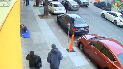 لحظة اعتداء رجل على مشرد بالضرب المبرح (فيديو)