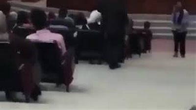 رد فعل أستاذ جامعي لحظة تحدث طالبة في هاتفها أثناء المحاضرة (فيديو)
