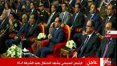 المشير طنطاوي يجلس بجوار السيسي في حفل عيد الشرطة (فيديو)