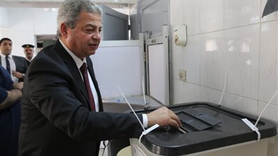 وزير الرياضة يدلى بصوته بمدرسة النور للمكفوفين (صور)