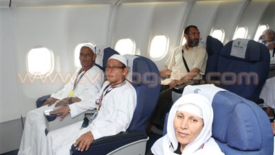 مصر للطيران تنهي جسرها الجوي لنقل الحجاج غدا.. الشركة تنقل اليوم 3766 حاجا على متن 17 رحلة جوية إلى جدة والمدينة..عزت يؤكد نجاح موسم الذهاب.. وبعثة الشركة تغادر للسعودية لتنظيم العودة