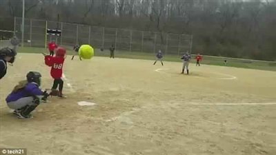 كرة بيسبول تتجه كالقذيفة نحو امرأة تصور ابنتها (فيديو وصور)