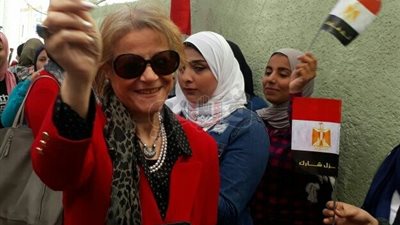 فايزة أبو النجا تدلي بصوتها بلجنة في الزمالك (صور)