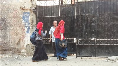 بالصور.. طالبات الثانوية العامة بـ«الحوامدية» يرتدين زيًا مخالفًا