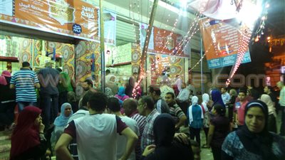بالصور.. ازدحام كبير للمواطنين لشراء كعك العيد بالإسكندرية