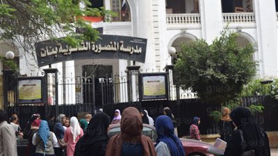 توافد طلاب الثانوية العامة على لجان الدقهلية