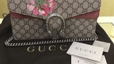 بالصور.. خليجيات يثرن ضجة بأسعار أحذيتهن وحقائبهن المستعملة