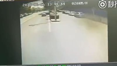 لحظة دهس حافلة امرأة تعبر الطريق (فيديو)