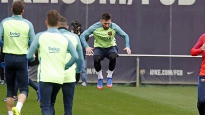 بالصور.. ميسي يشارك في تدريبات برشلونة بعد العودة من مصر