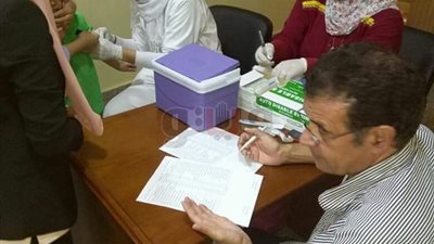 بالصور.. استمرار تطعيم طلاب المدارس ضد الالتهاب السحائي في الغربية
