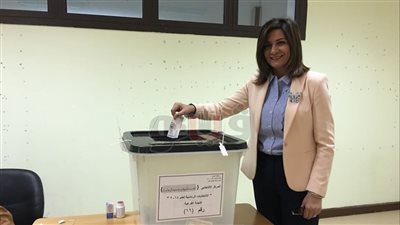 وزيرة الهجرة تدلي بصوتها في المدرسة البريطانية بالرحاب (صور)
