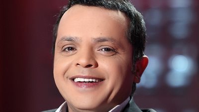 تعليق كوميدي لمحمد هنيدي على أغنية لعمرو دياب