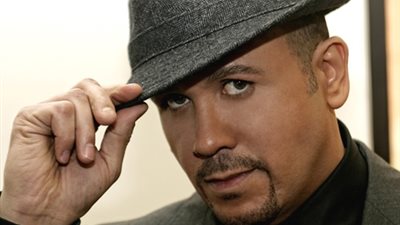 هشام عباس ينتهي من تتر 