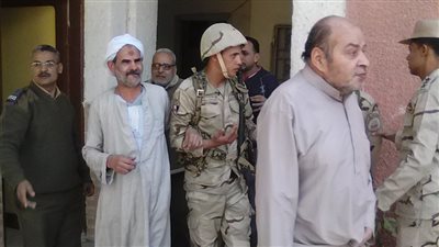 مجند بالقوات المسلحة يساند مسنا للإدلاء بصوته (صور)