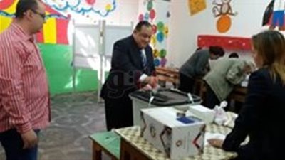 رئيس جامعة حلوان يدلي بصوته في انتخابات الرئاسة بالعجوزة