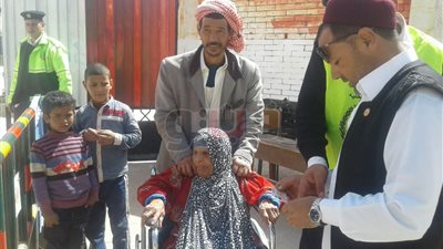 أكبر معمرة في مطروح تشارك في الانتخابات الرئاسية (صور)