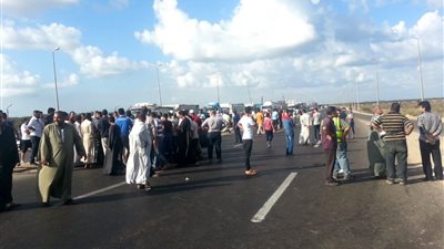 الأهالي يقطعون طريق «أسيوط الجديدة» بسبب تكرار حوادث السيارات